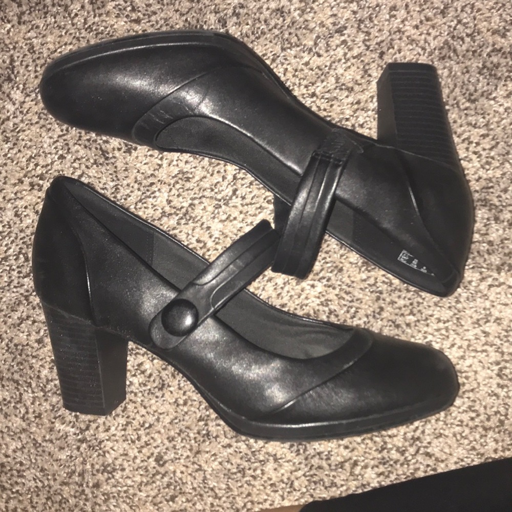 Clarks cushion soft Heels